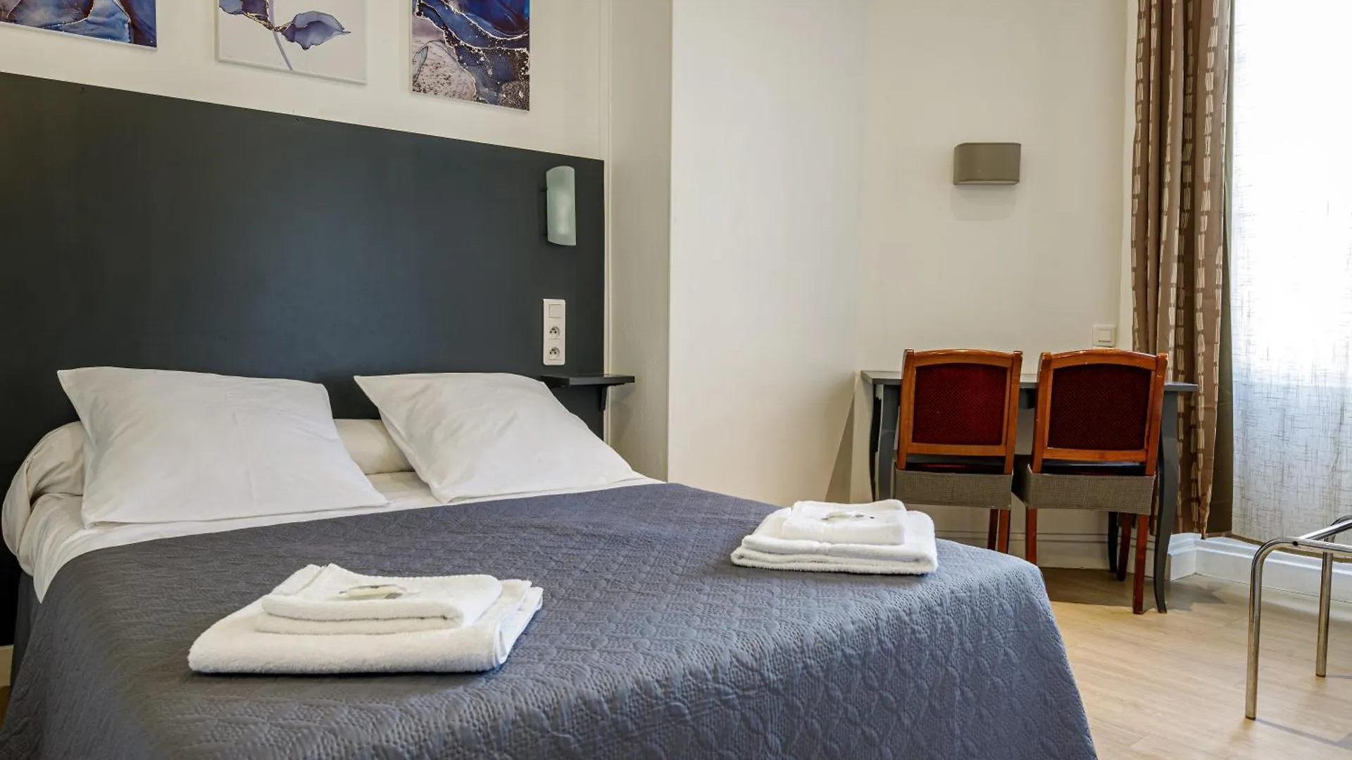 **  Hotel Du Dauphiné Lyon France